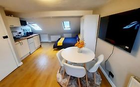 Alross Studio Flat / Private Bathroom